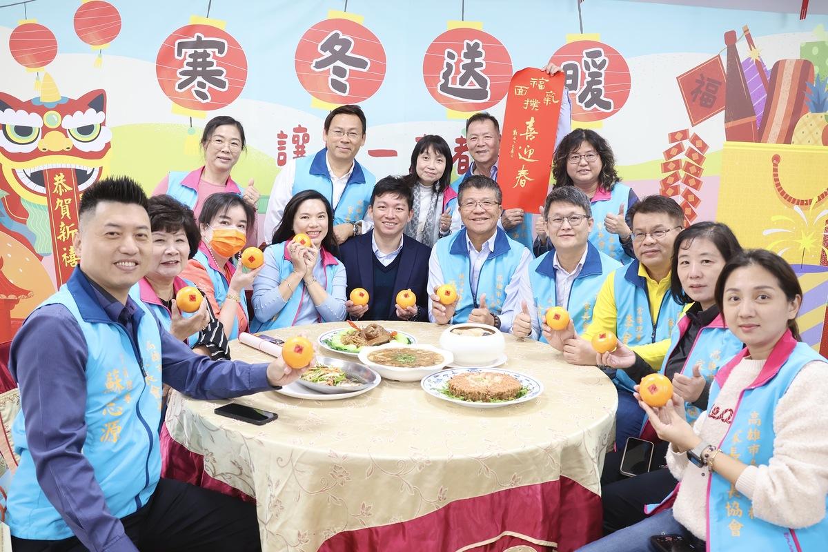 高市教育局與餐盒公會、各級學校家長會長協會、員消社與校長協會合作，分享240份年菜給偏鄉弱勢家庭。 圖：高雄市教育局提供