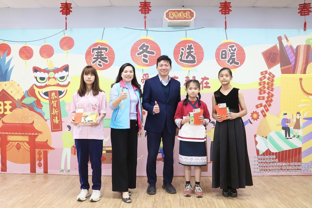 吳立森(中)致贈福袋與紅包送給偏鄉弱勢家庭代表。 圖：高雄市教育局提供