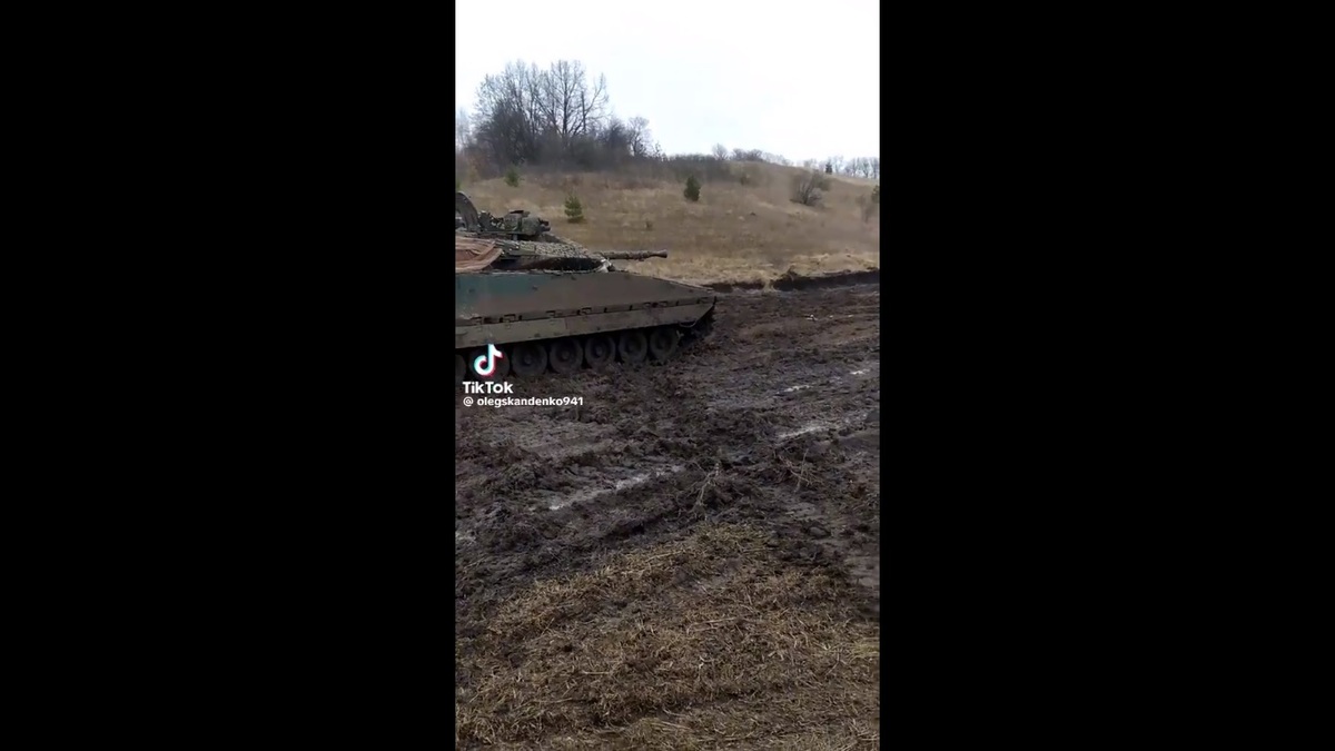 有烏軍士兵駕駛著瑞典援助的 CV-90 裝甲戰鬥車，持續對遠處的俄軍發起攻擊。 圖：擷取自 @GirkinGirkin X 分享影片