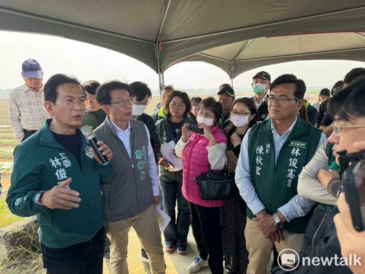 立委郭國文、林俊憲邀請內政部董建宏政務次長、國土署吳欣修署長、經濟部水利署、台南市政府工務局會勘烏橋中路跨溪大橋案。 圖：郭國文服務處提供