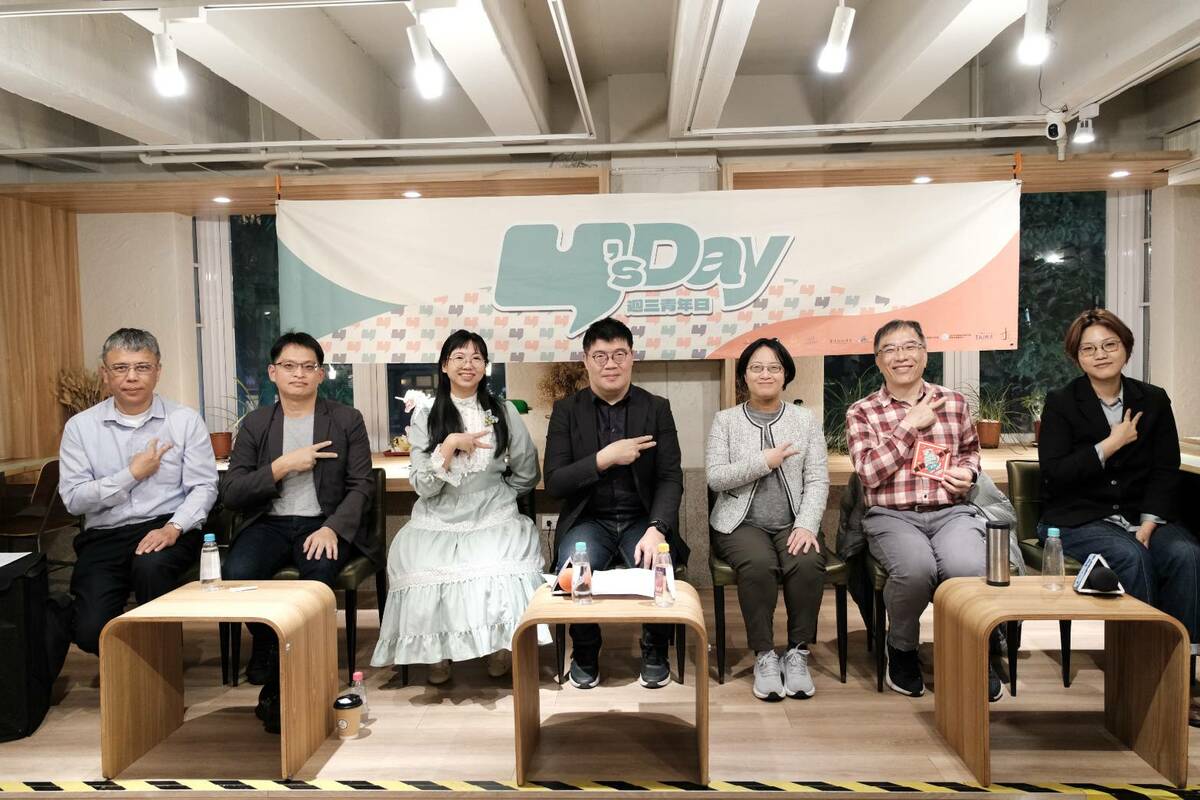 Y’s Day「週三青年日」今（22）日晚上舉辦第89場「國運上上籤——新春求籤的集體願景與社會想像」。舞台上由左至右依序為林偉聯、林聖軒、謝宜安、王文岳 徐維芷、陳俐甫、郭玫岑。 圖：Y’s Day「週三青年日」提供