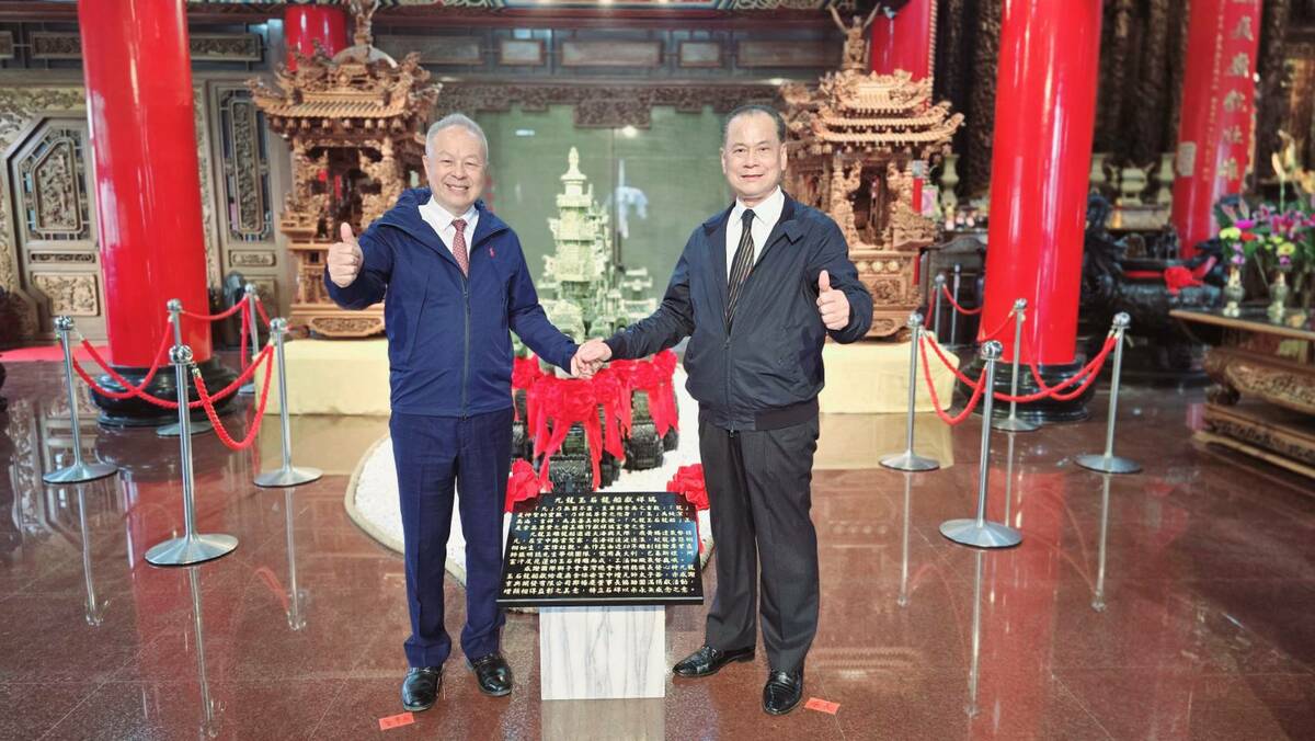 黃明聰(右)、鄭楊慶(左)聯手促成捐獻美事。 圖：覆鼎金保安宮提供