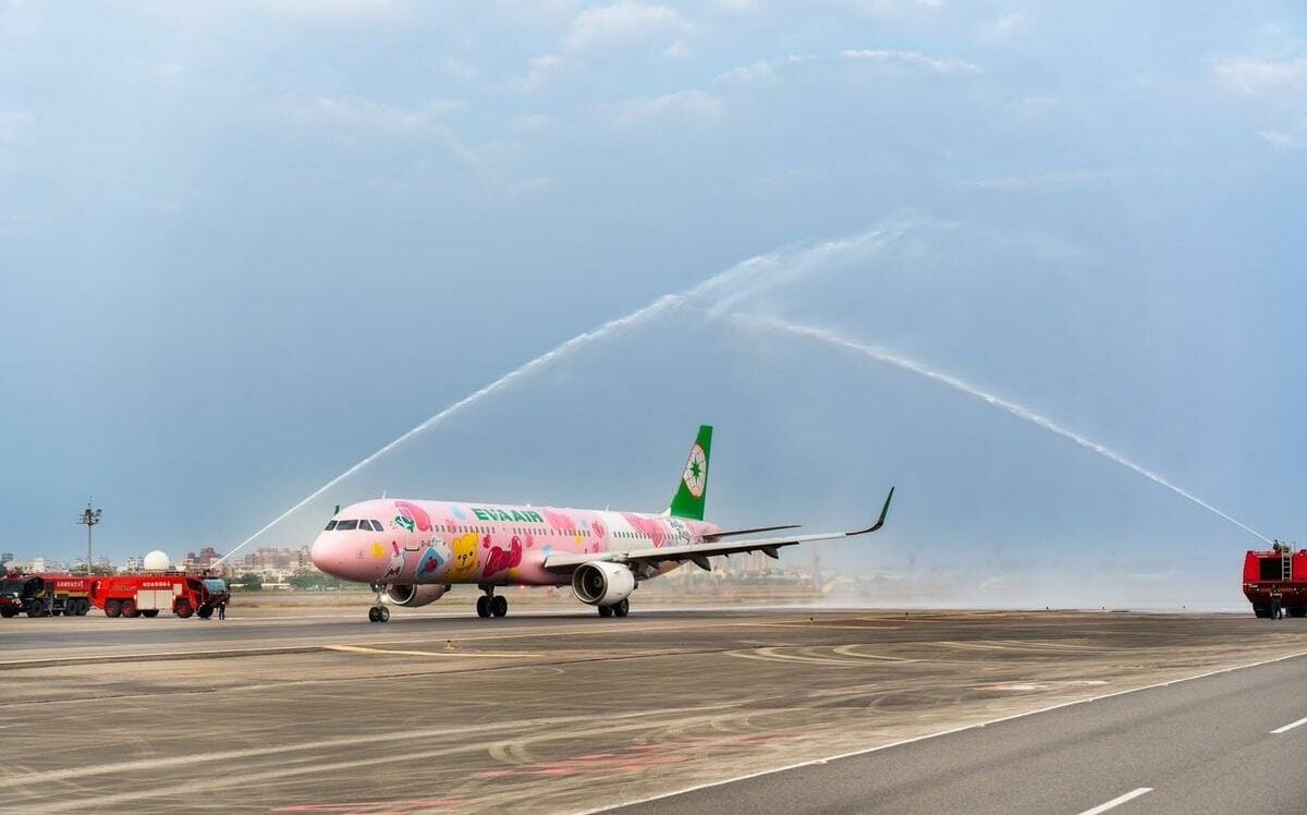 長榮航空Hello Kitty「粉萌機」限時快閃 首航高雄-香港迎接新年
