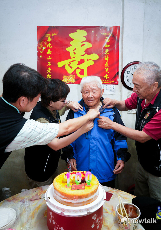 2023年5月，王瑞庭百歲生日，南投榮民服務處的官員特地上山為他慶生，並幫他掛上一條金項鍊。 圖：張良一/攝