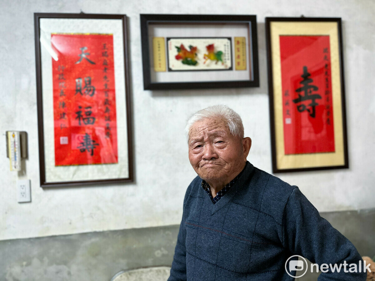 2023年王瑞庭過百歲壽誕時，收到當時的蔡英文總統和行政院長陳建仁的賀壽中堂。 圖：張良一/攝