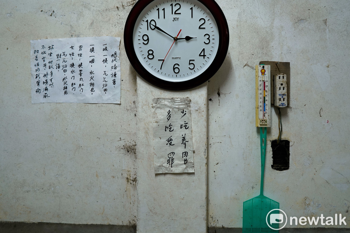 王瑞庭的餐桌旁的牆上貼著他自己親手寫的「少吃養胃 多吃受罪」反應了他的人生哲學。 圖：張良一/攝