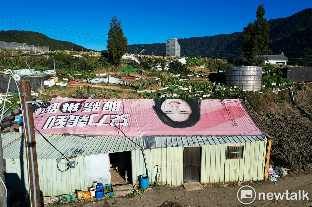 當年福壽山農場為王瑞庭蓋的眷舍就在高麗菜田中央，經過5-60年的風吹日曬雨淋，屋子早已出現歲月的痕跡。南投縣海軍陸戰隊退伍隊員協會的弟兄在2022年7月，帶著一張巨幅競選帆布，蓋在王瑞庭的屋頂上，減緩屋頂漏水。 圖：張良一/攝