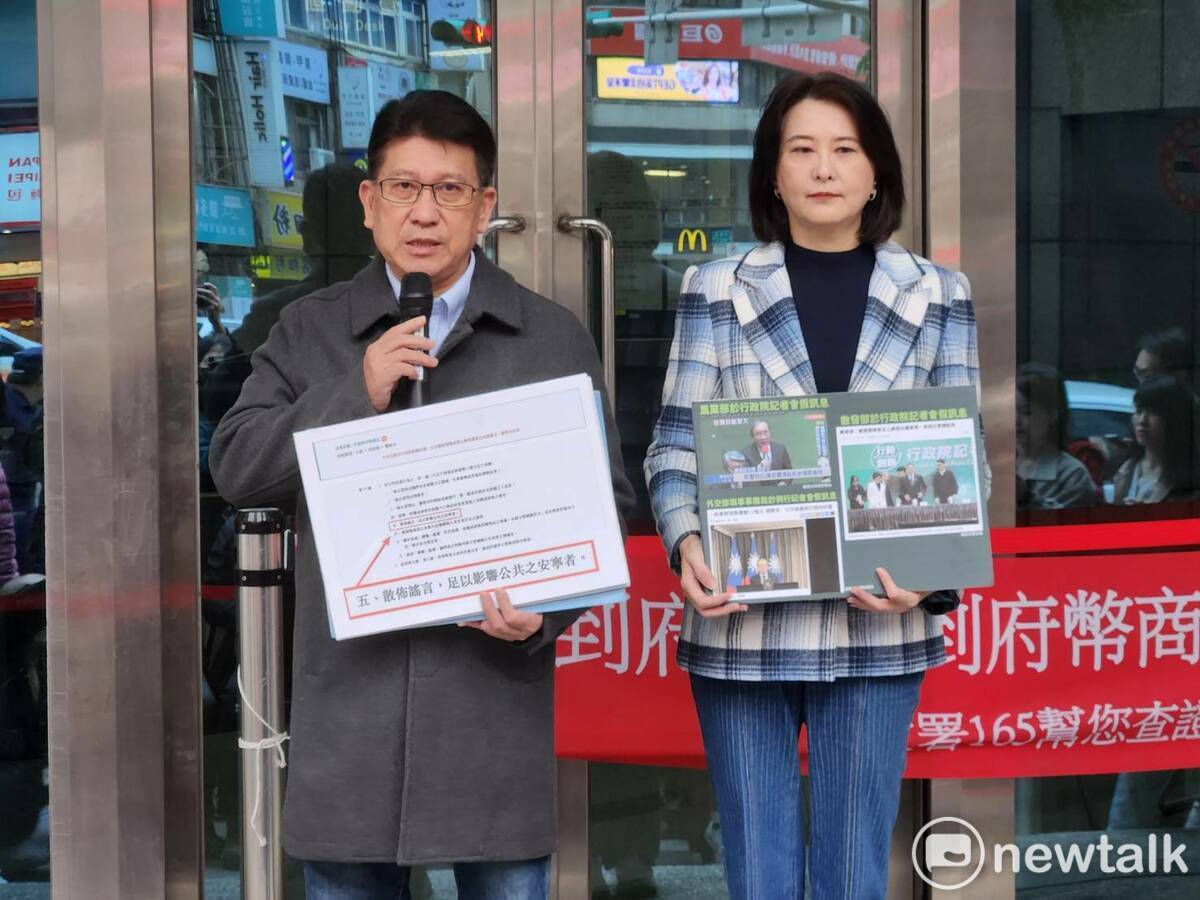 國民黨團書記長林思銘、副書記長王鴻薇赴中正一分局告發行政院違反社會秩序維護法。 圖：黃建豪/攝