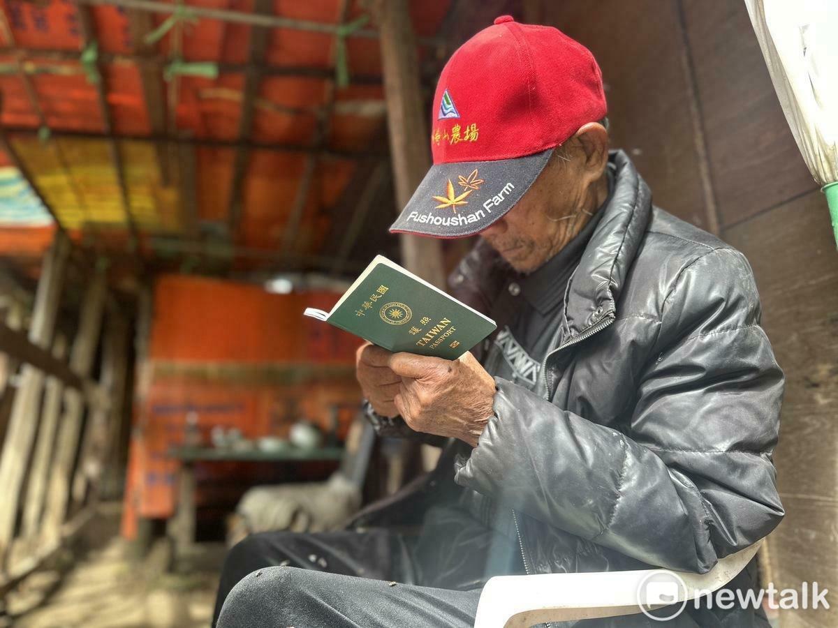 2023年10月，張天佑拿到新護照和台胞證，他仔仔細細的把護照從頭到尾看了一遍，『我回去一個月就好！過完年就回台灣！』。 圖：張良一/攝