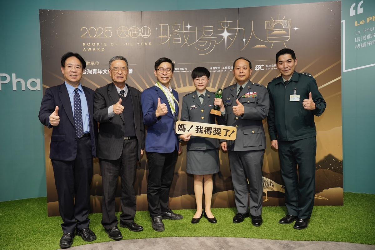 鍾佳濱(左三)與得獎新人詹瀅螢(右三)合影。 圖：鍾佳濱服務處提供