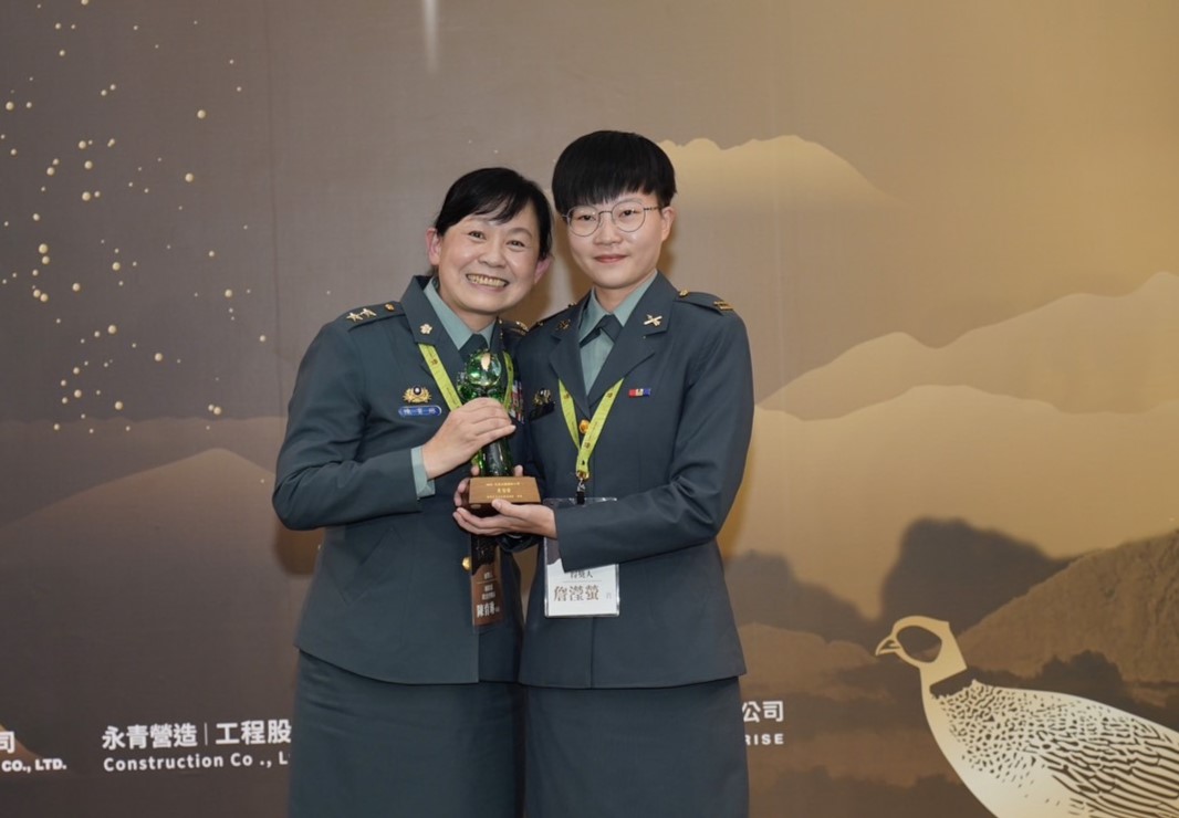 中華民國最高階的女將軍陳育琳(左)頒獎給詹瀅螢(右)。 圖：鍾佳濱服務處提供