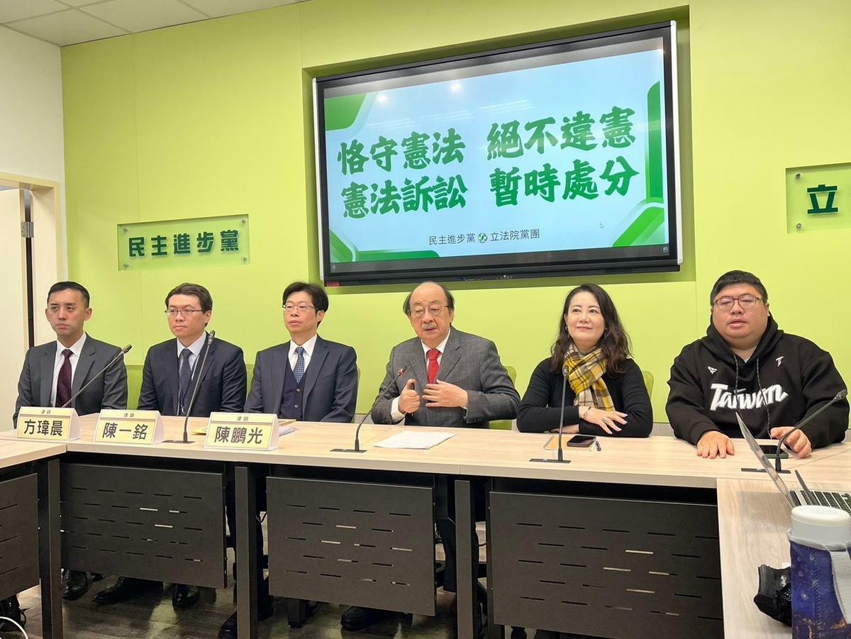 民進黨團將利用總統公告法律到生效間的3天空窗，再度提出《憲法訴訟法》暫時處分、釋憲。 圖：金大鈞/攝