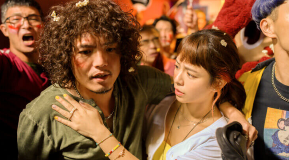 《請問還有哪裡需要加強》中，洗頭小妹「阿芬」，因為意外拯救了火拼受傷的黑道大哥「泰哥」，因此被熱烈追求，而兩人最後也擦出火花，展開一段爆笑又感人的愛情故事。 圖：翻攝自九把刀FB