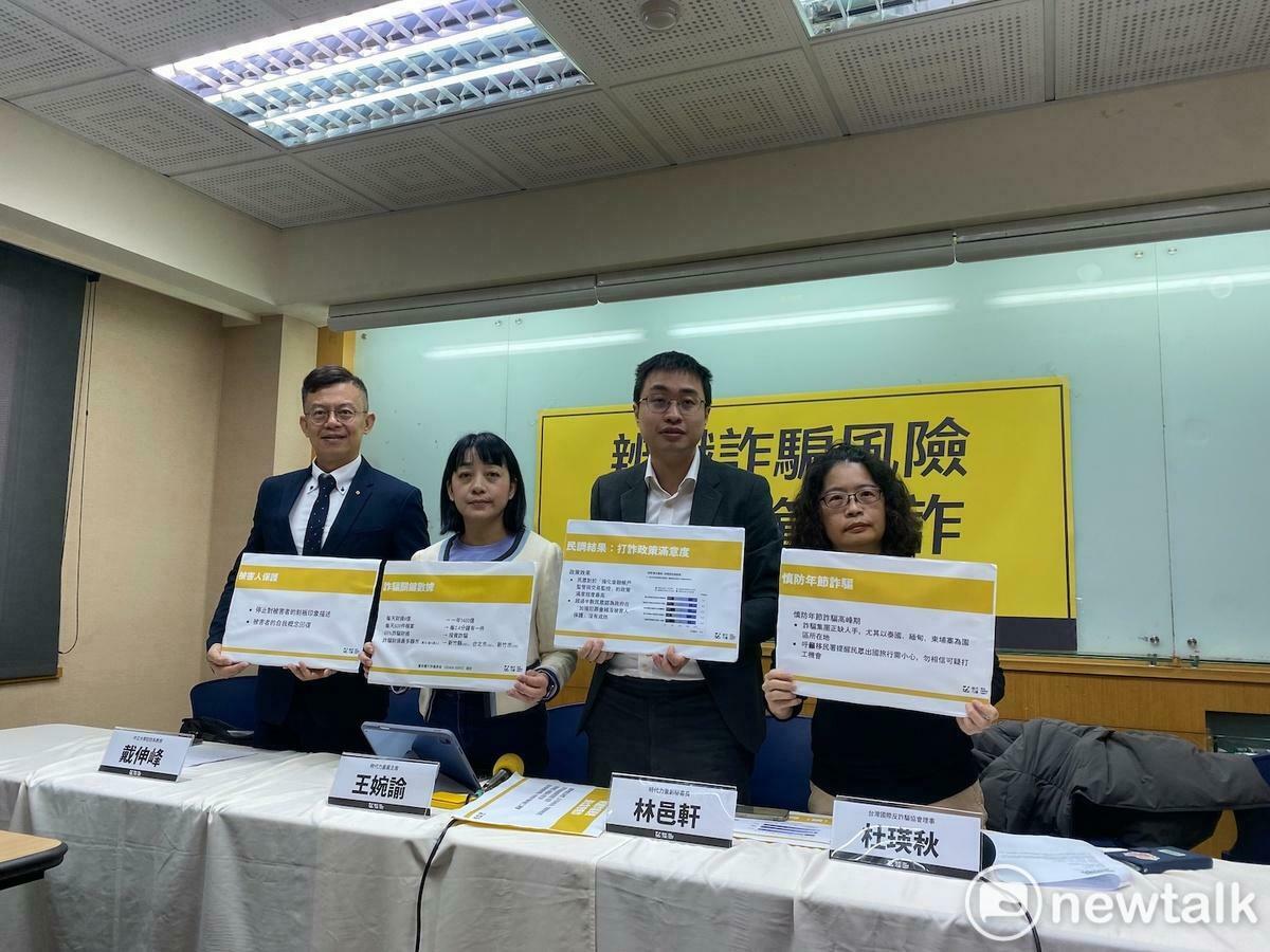 時代力量黨主席王婉諭(左二）。 圖：林朝億/攝