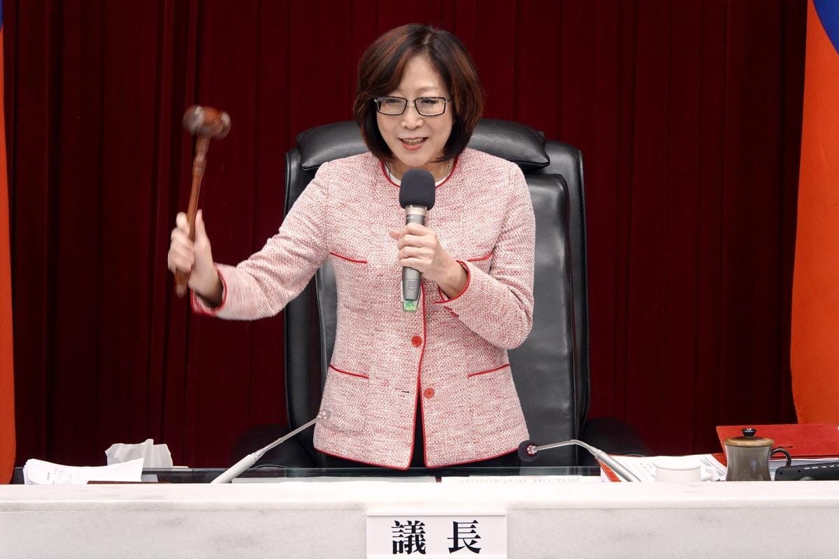康裕成敲槌宣布第6、7次臨時會閉幕。 圖：高雄市議會提供（資料照）