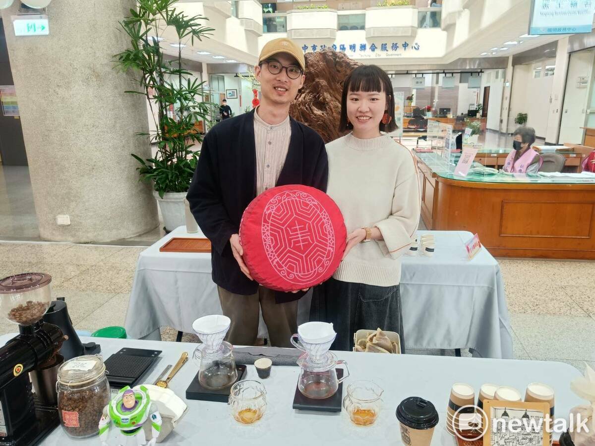 賴沛恒、楊欣培把主委送他們的新丁粄造型抱帎帶到會場，與大家分享喜悅。 圖：唐復年／攝