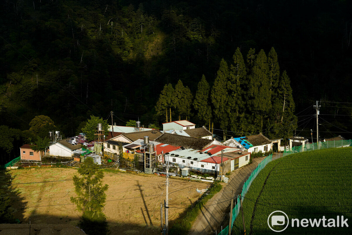 福壽山農場華崗的命名有復興中華之崗哨的寓意，因此，民國62年榮民在華崗開始墾地後，就以復、興、中、華…….為各莊命名，時至今日依然可以在華崗看見『復莊』、『興莊』、『中莊』的牌樓和牌樓上的國徽，見證了榮民在此墾地種田的歷史。 圖：張良一/攝