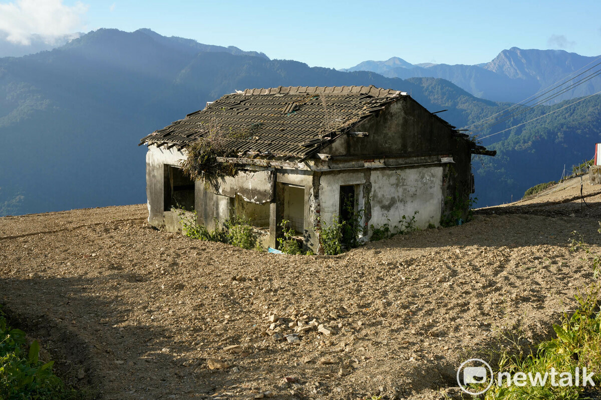 工人們在華崗四區一間廢棄的榮民眷舍外整地，他們將菜田上的小石塊挖出來，倒在廢棄的眷舍內。由於華崗生產的高冷蔬菜受到市場的歡迎，價格相當漂亮，農民竭盡所能利用每一寸可以利用的土地，種下高麗菜、白菜或是青蒜。 圖：張良一/攝