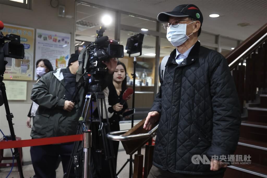 台北地方法院審理京華城及政治獻金案，23日首度召開準備程序庭，傳喚前台北市副市長彭振聲（右）。彭振聲離開北院時，面對媒體詢問不發一語。 圖：中央社