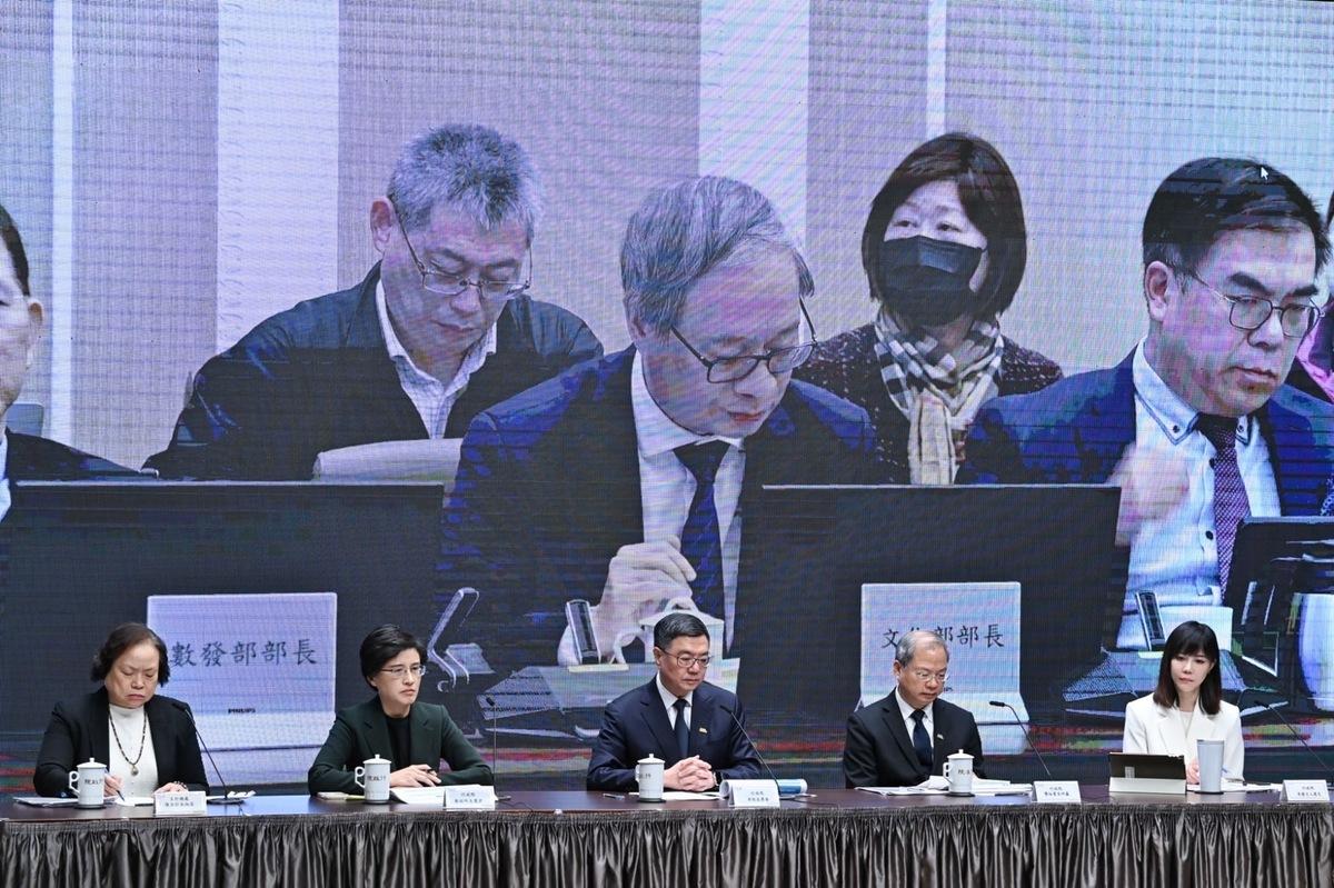 在今（23）天的行政院記者會播放文化部長李遠在院會中的談話。 圖：行政院提供