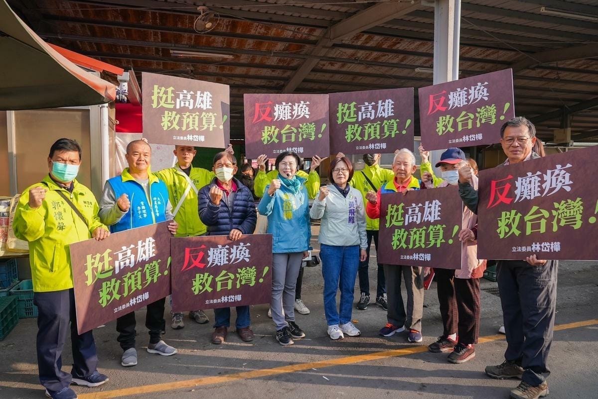 林岱樺(前排中)與黃飛鳳(前排右三)到大社果菜市場宣講。 圖：林岱樺服務團隊提供