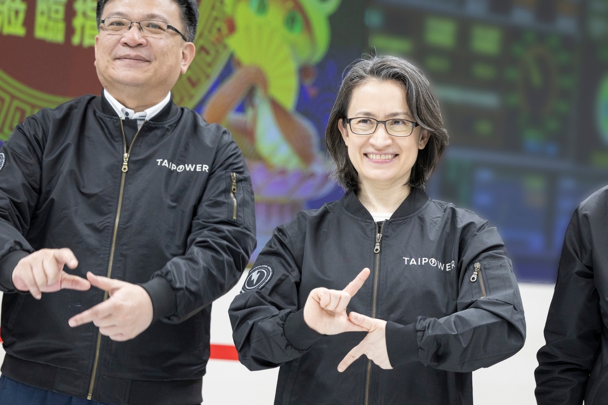 副總統蕭美琴在台電董事長曾文生等人陪同下，勗勉台電中央調度中心同仁。 圖：總統府提供