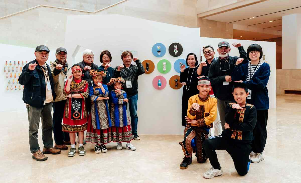 高美館《感動蛇 高美聯展》邀請莊普(左5)等10位藝術家共同展出。 圖：學學文化創意基金會提供