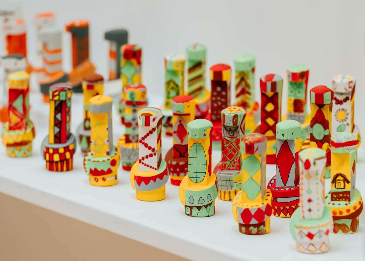 高美館《感動蛇 高美聯展》展場一隅。 圖：學學文化創意基金會提供