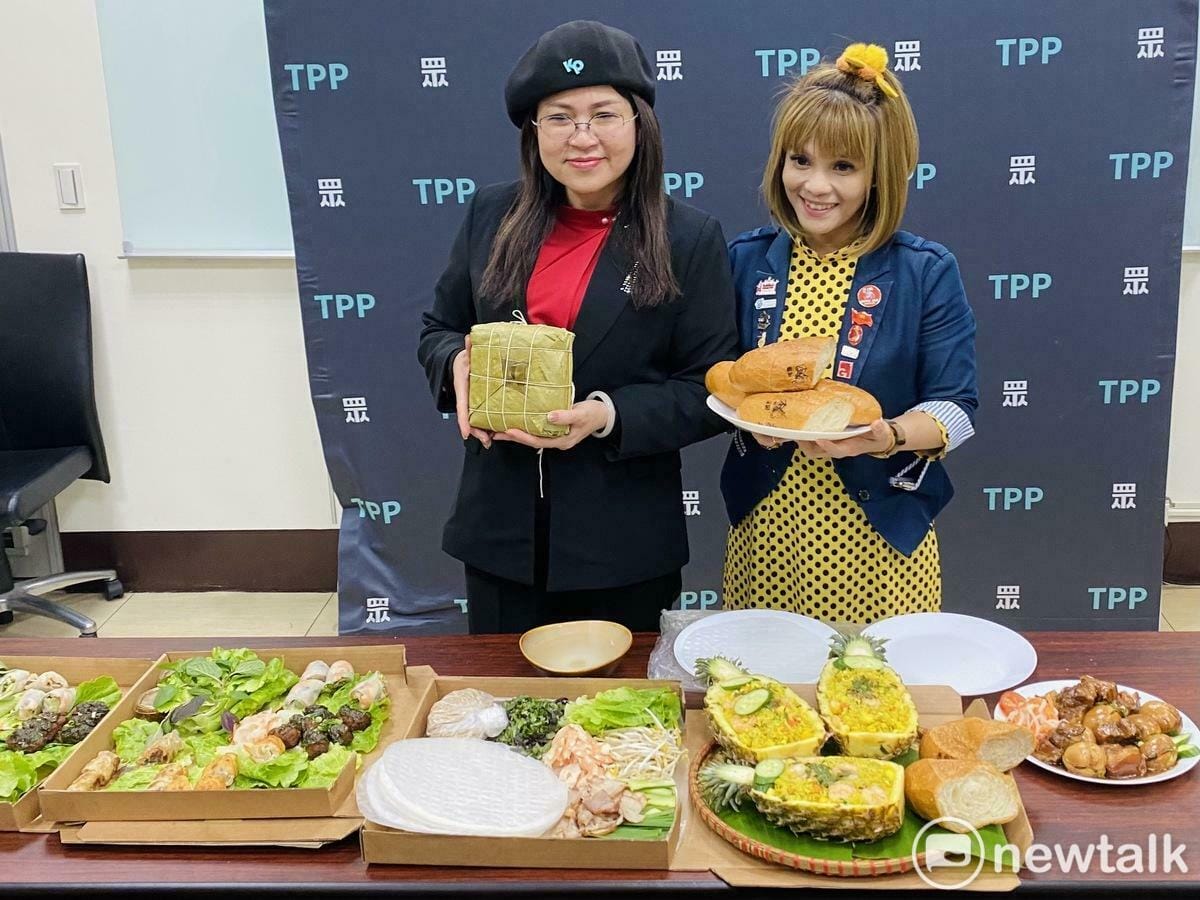 民眾黨立委麥玉珍（左）與銘記越南美食餐廳老闆（右）一起介紹越南過年的必備菜色， 圖：周煊惠 / 攝