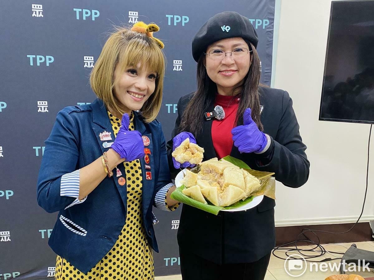 民眾黨立委麥玉珍（右）與銘記越南美食餐廳老闆（左）一起介紹越南過年的必備菜色， 圖：周煊惠 / 攝