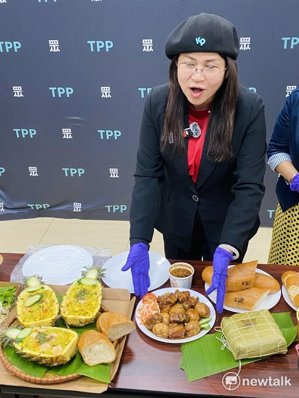 民眾黨立委麥玉珍介紹自己很喜歡的年菜越南魚露焢肉滷蛋。 圖：周煊惠 / 攝