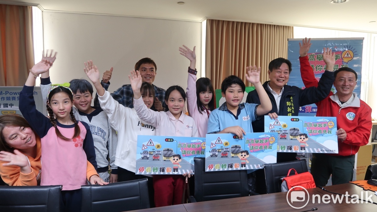 為推廣學童「舉手過馬路」安全運動，臺南市教育局邀請大光國小學生演出生活情境行動劇，傳達安全過馬路正確觀念，生動活潑的示範贏得與會人員一致好評。 圖：台南市政府提供