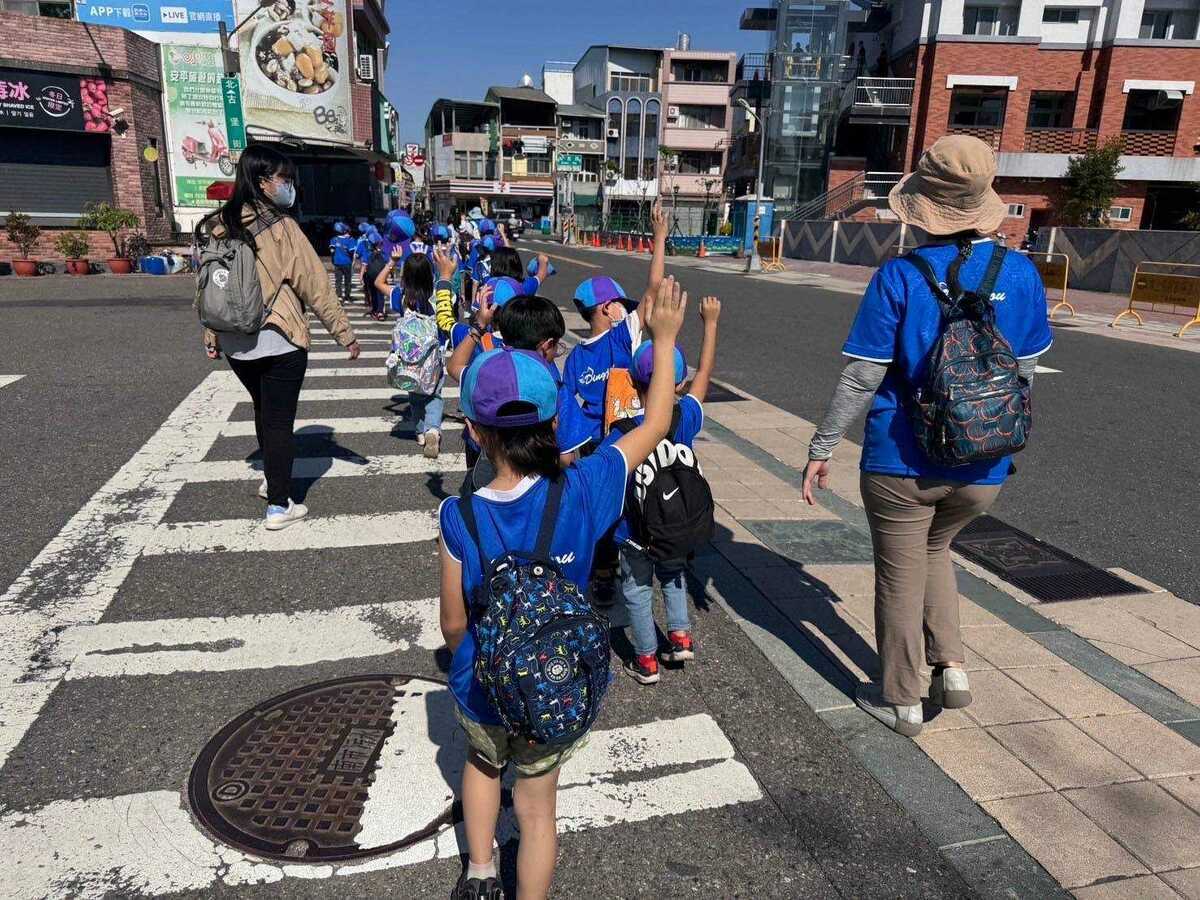 為推廣學童「舉手過馬路」安全運動，臺南市教育局邀請大光國小學生演出生活情境行動劇，傳達安全過馬路正確觀念，生動活潑的示範贏得與會人員一致好評。 圖：台南市政府提供
