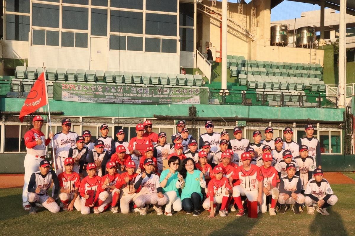 第13屆立德盃少棒賽冠亞軍合影。 圖：高雄市教育局提供