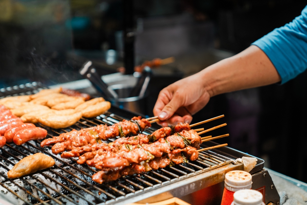 駁二小夜埕匯集300個餐飲品牌，打造美食娘家。 圖：高雄市文化局提供