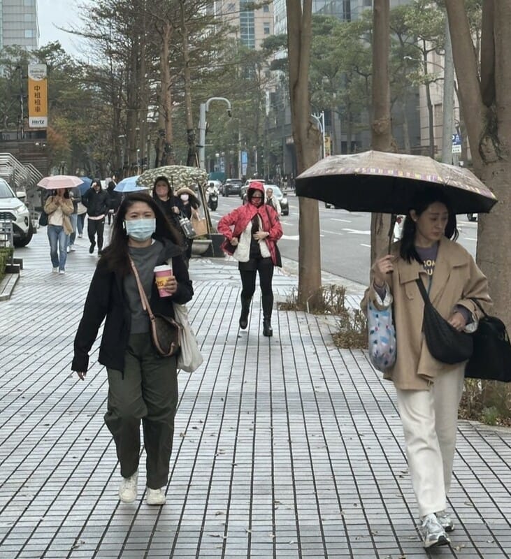 氣象署發布西半部濃霧特報，「天氣風險」提醒冷高壓南下，偏北風增強將驅散霧氣，但北部及東半部轉雨，氣溫下降。 圖：民眾/提供