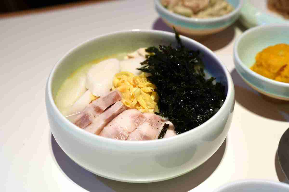 韓國新年代表料理韓式年糕湯。 圖：屋馬集團／提供
