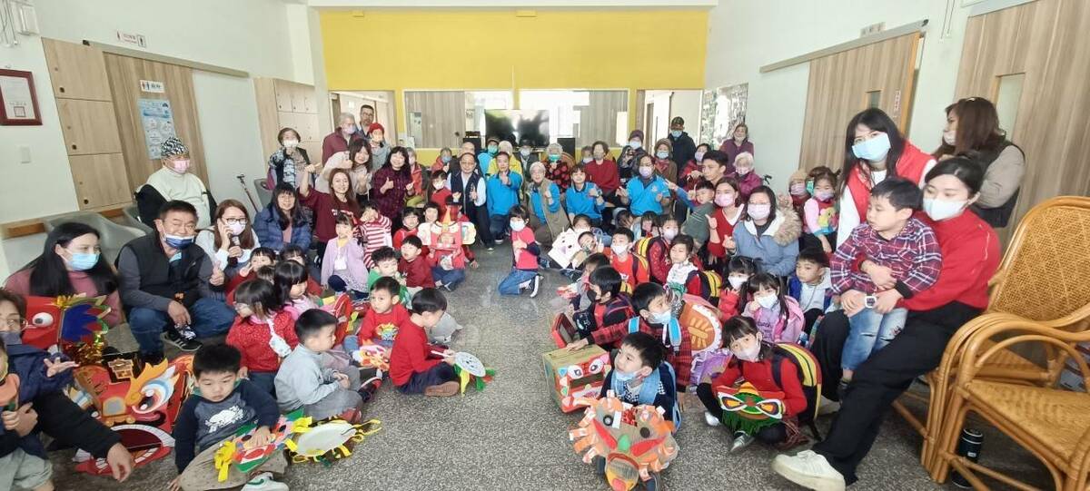 龍井幼兒園龍崗班的幼童們快閃出現在全成基金會附設龍井多元長照機構。 圖：全成基金會/提供