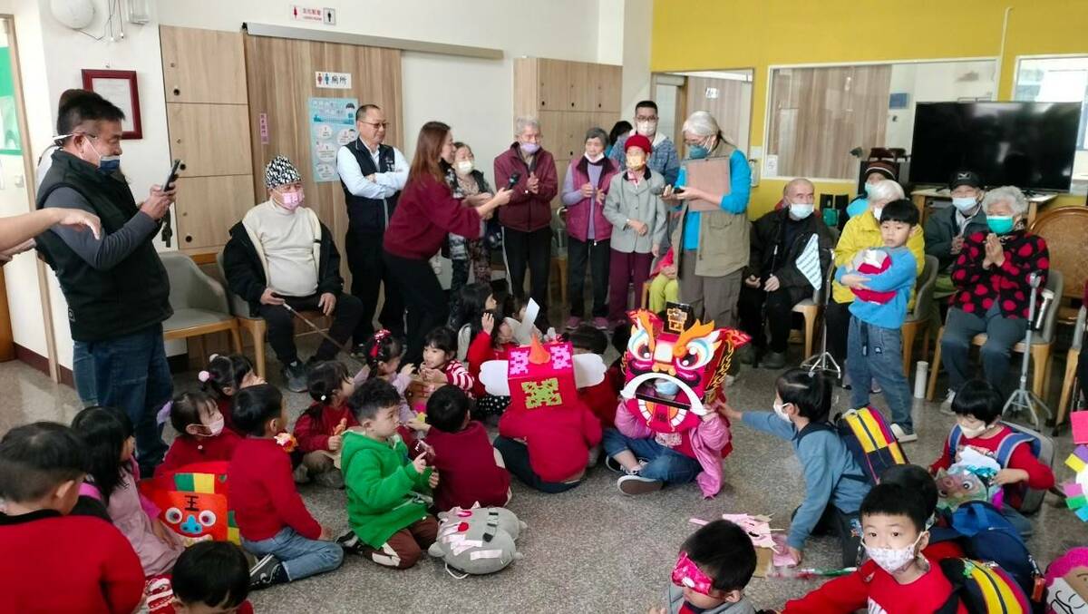 龍井幼兒園龍崗班的幼童們快閃出現在全成基金會附設龍井多元長照機構。 圖：全成基金會/提供