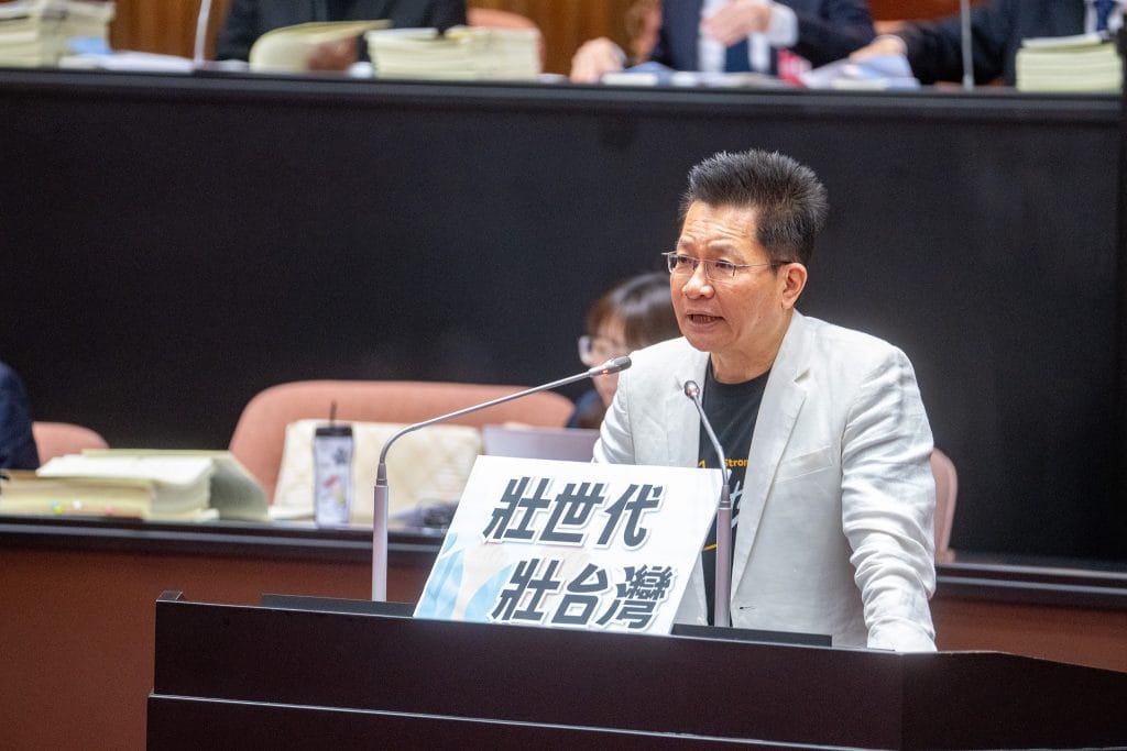 黃帝穎律師表示，吳春城涉嫌以職權施壓政府部門，圖利配偶及子女，涉「圖利罪」可處5年以上徒刑。 圖：翻攝自吳春城臉書（資料照）