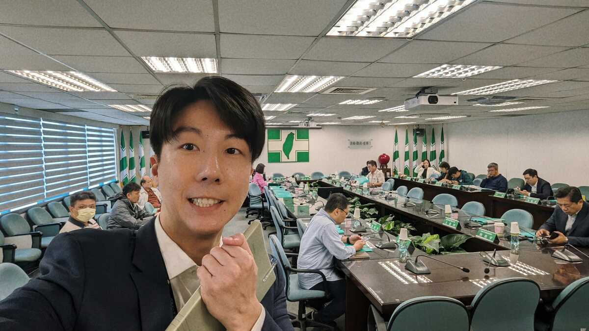 民進黨發言人吳崢上任以來，憑藉掌握議題的能力及高人氣，為邁入第9年執政的民進黨帶來新氣象。 圖：翻攝自吳崢臉書