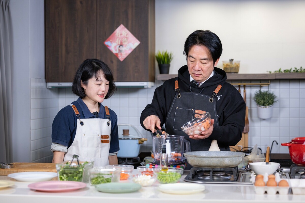 總統賴清德親手製作寵物年菜，與家中毛小孩共迎新年。 圖：總統府提供