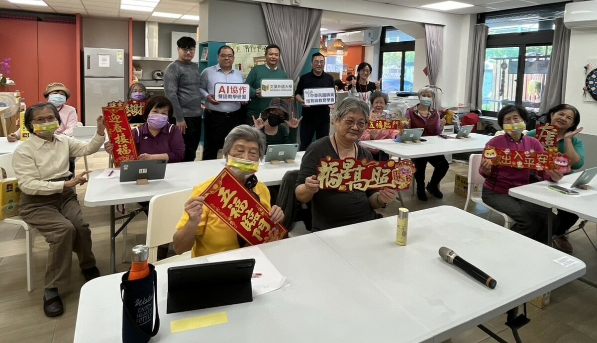 弘道老人基金會高雄服務處長輩分享AI學習體驗。 圖：中華民國師資培育與教育學會提供