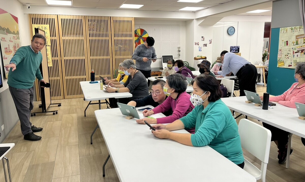 弘道老人基金會高雄服務處長輩分享AI學習體驗。 圖：中華民國師資培育與教育學會提供
