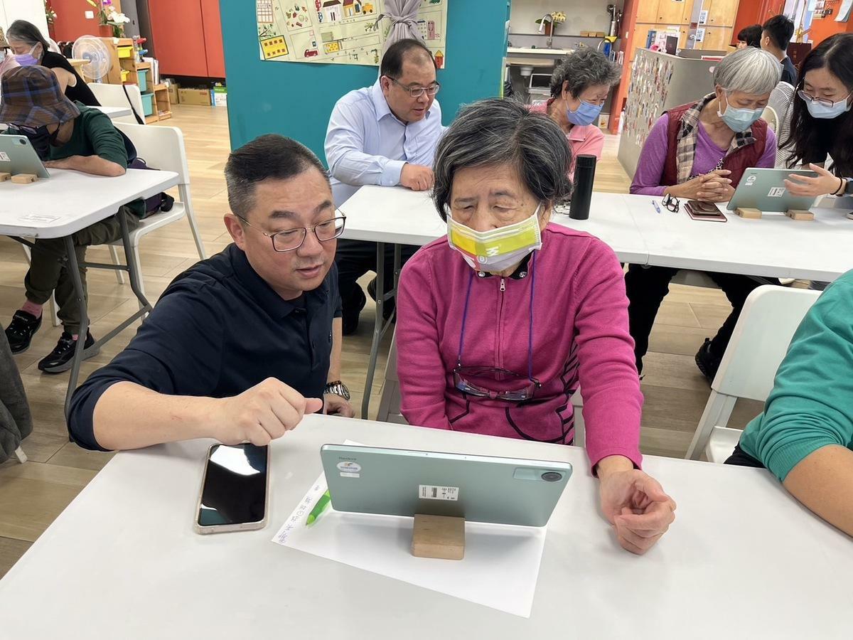 AI學習課程幫助長輩學習基礎英語應用、實用詞彙及日常會話技巧。 圖：中華民國師資培育與教育學會提供