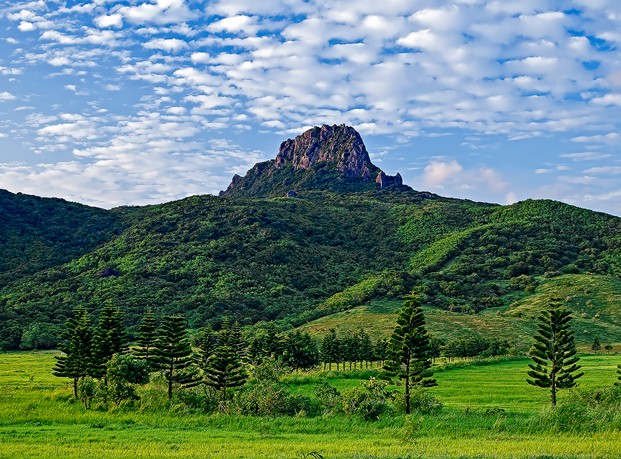 墾丁國家公園內嶙峋的大尖山與藍天綠地勾勒出美麗的地景。 圖：內政部/提供