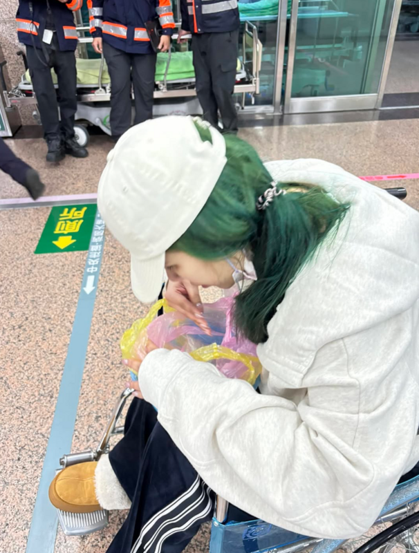 丹妮婊姐突身體不適，抱著臉盆嘔吐。 圖：翻攝自丹妮婊姐星球FB