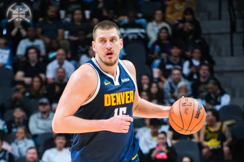 ▲金塊今天主場迎戰國王，當家中鋒Nikola Jokić不但繳出35分22籃板17助攻，連續5戰「大三元」，成為自1996-97賽季以來第一人紀錄，且第三節最後隨手一拋的壓哨三分球更創下史上第6遠紀錄。（圖／美聯社／達志影像）