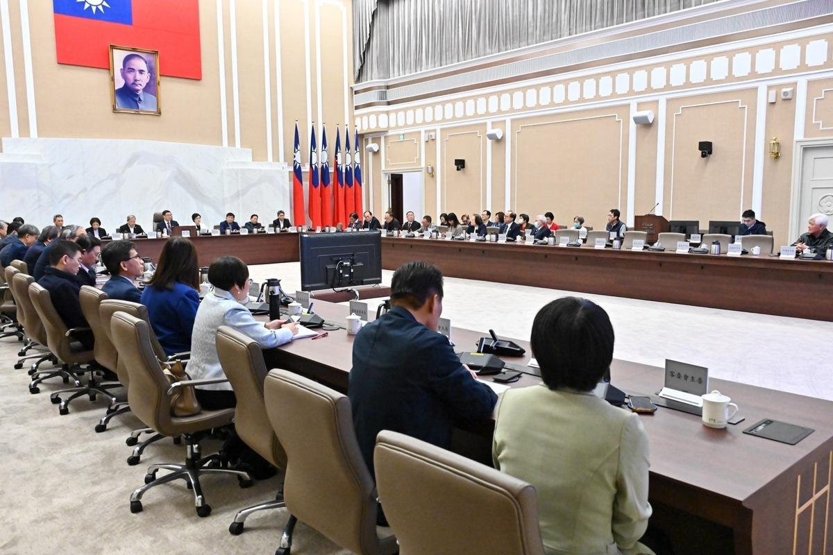立法院國民黨團在過年前最後一個上班日即今（24）天16時47分發文函請立法院咨請總統公布選罷法，立法院議事處下班前送出選罷法，行政院也為此召開臨時院會因應，決議將依「憲法增修條文」第3條第2項第2款規定，呈請總統核可後，會在法定期間內移請立法院覆議。 圖：行政院提供