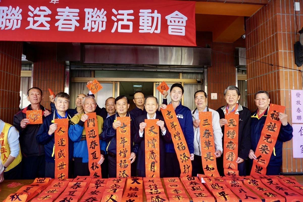 萬和宮董事長蕭清杰、董監事及立法委員廖偉翔祝福鄉親  乙巳蛇年平安健康。 圖：萬和宮/提供